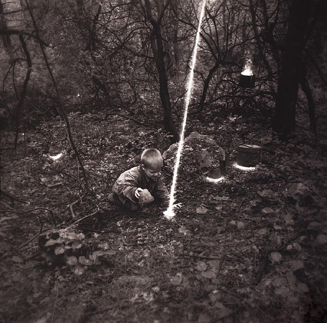 Roberto Kusterle - Untitled: Vintage gelatin silver print cm 50 x 48,7 (cm 44,5 x 44,5 immagine) Dedicated, dated and signed in pencil on the verso This lot is subject to Artists Resale Rights