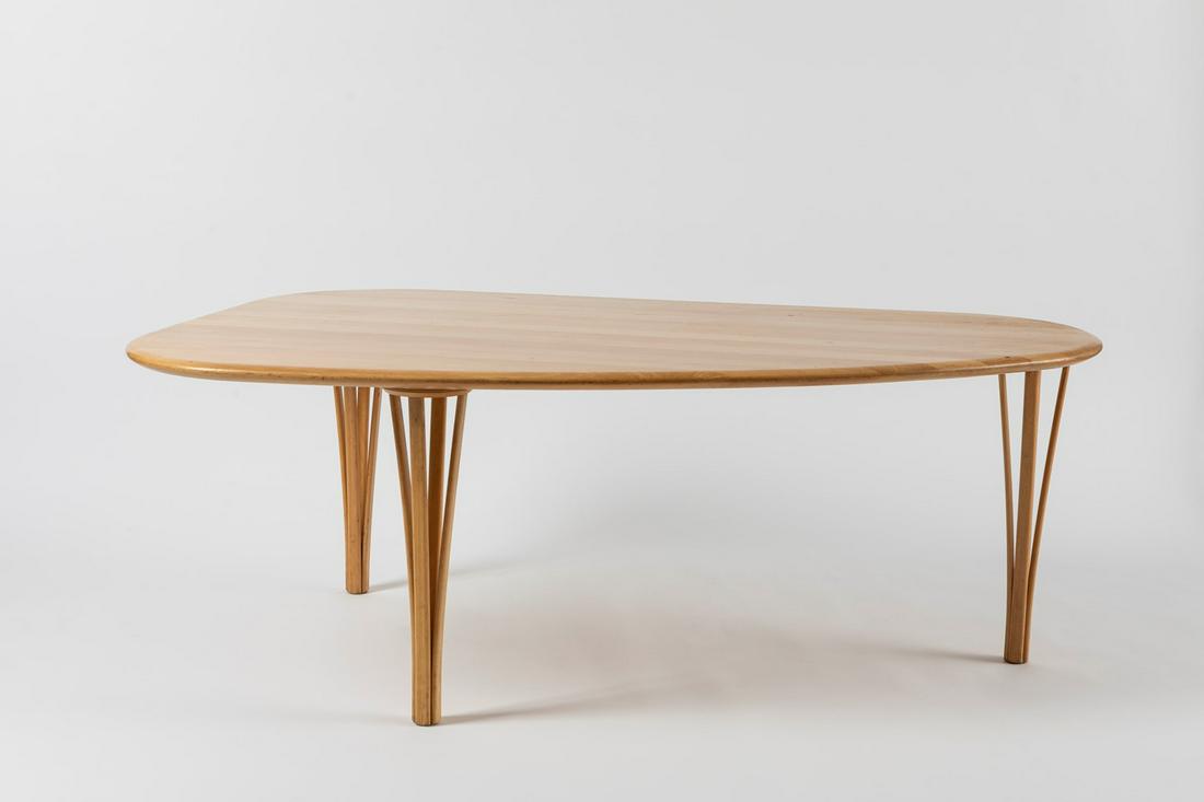 Haslev moebelfabrik Denmark - Coffe table: in wood with three legs. Manufacturer's label.cm 52x149x90