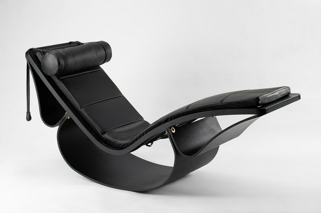 Oscar Niemeyer - Rio chaise lounge: in varnished ash with leather upholstery. Prod. Fasem. Contemporary reinterpretation of the 1978 model. cm h 85 x 175 x 60