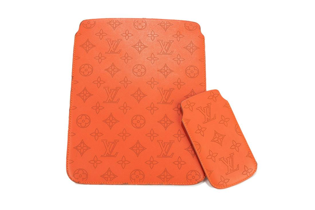 Louis Vuitton - Lot comprising a leather Ipad and (1 of 1)