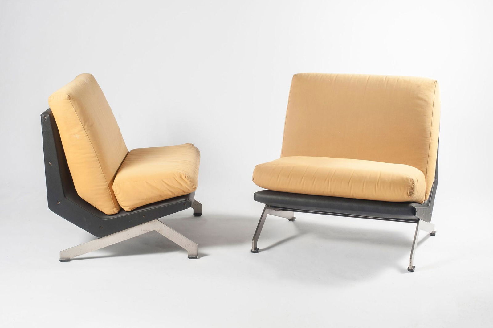 Gianni Moscatelli Formanova - Two armchairs: Two armchairs, 1969 cm 63 x 80 x 75 Alexandra. 1969. Brushed steel, skai, fabric. They formed.