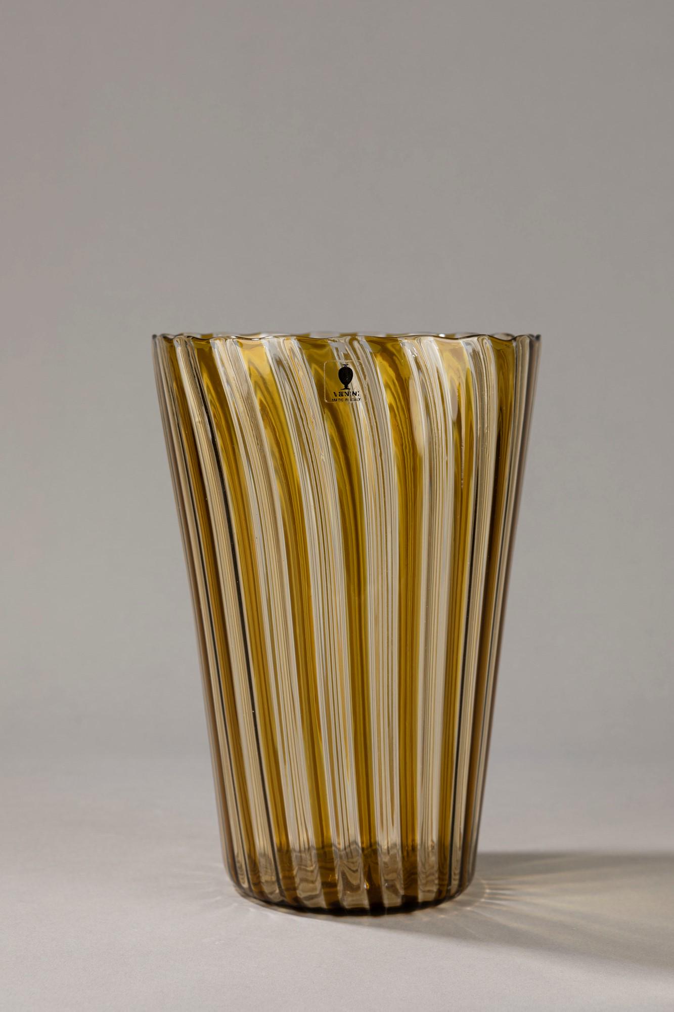 Gio Ponti - Vase: Vase h 22 x dim 16 cm blown reed glass.Original label.Engraved Sign "Venini Italia 80"
