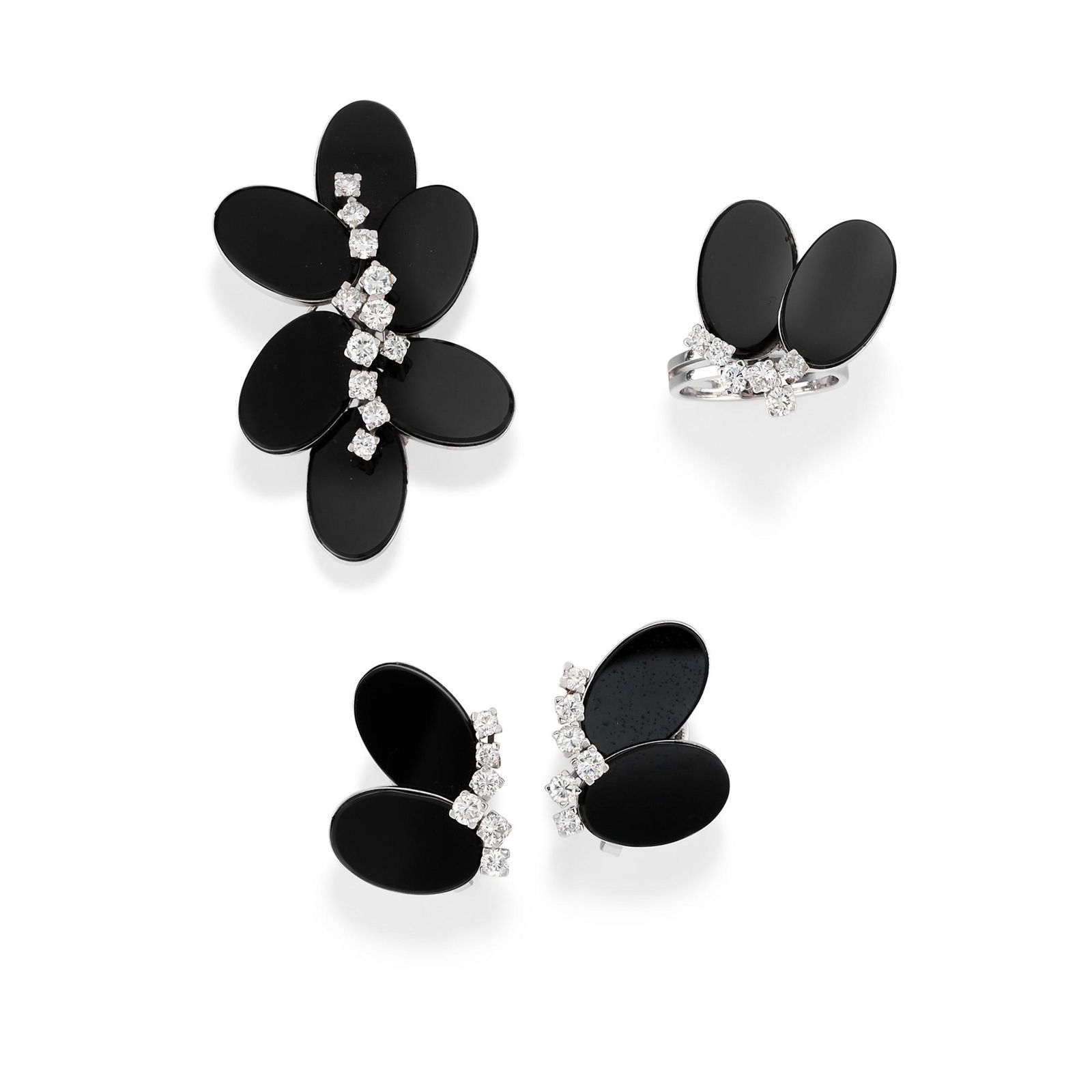 A 18K white gold, onyx and diamond demi-parure: Diamond approx. ct 2,50Weight g 37,70 ring size 15