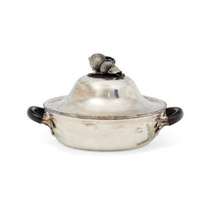 A silver tureen, Milan 20th Century: Weight kg 1,586 diameter cm 25,00 h cm 18,00