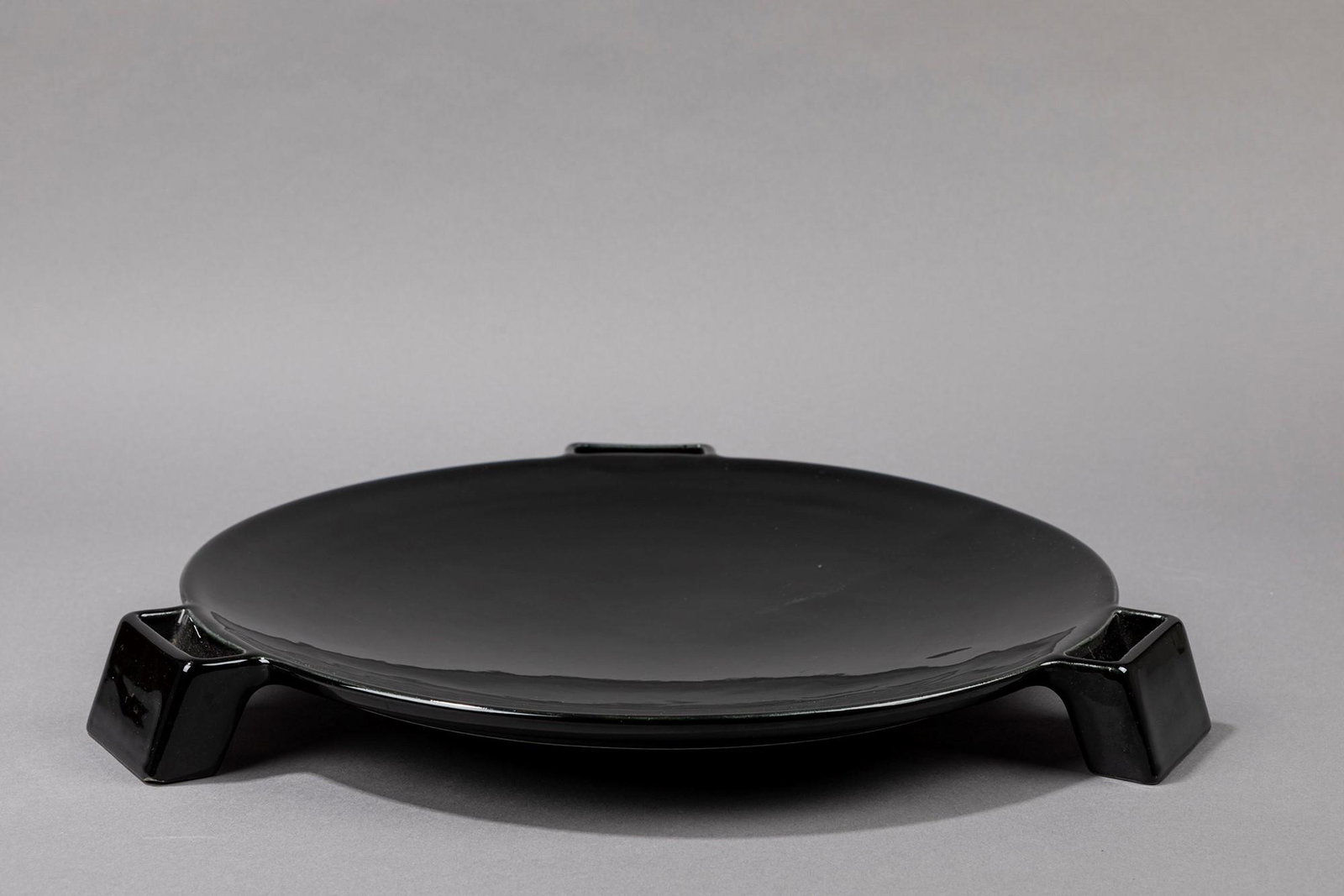 Angelo Mangiarotti - Centerpiece: Centerpiece, 1968 diam 38 cm, h 4,5 cm vitreus china model M50. Fratelli Brambilla Manufacture. Marked under the base.