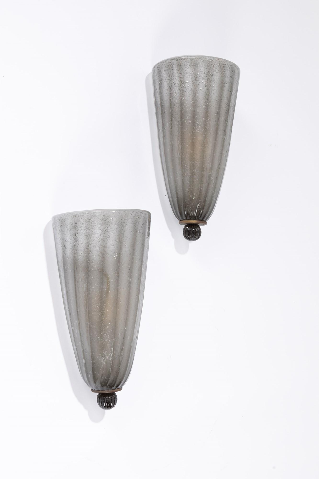 Carlo Scarpa - Two wall lamps: Two wall lamps, 1930 ca. 33 x 16 cm cordonato glass with bubbles. Metal structure. Venini Manufacture. Original mark.