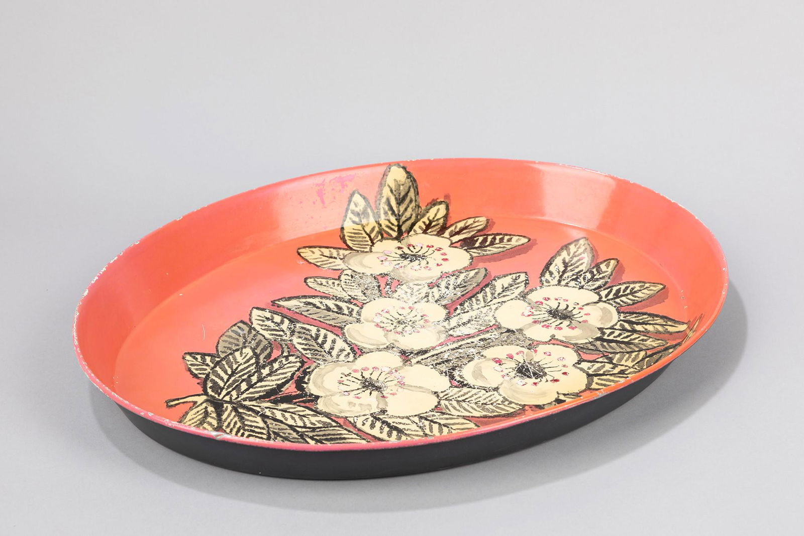 Piero Fornasetti (1913-1988) - Tray with flowers, 1950 ca.: h 5x51x39.5 cm silk-screened metal. Atelier Piero Fornasetti. Partial manufacturer's label on the base, signs of wear This lot is subject to Artists Resale Rights