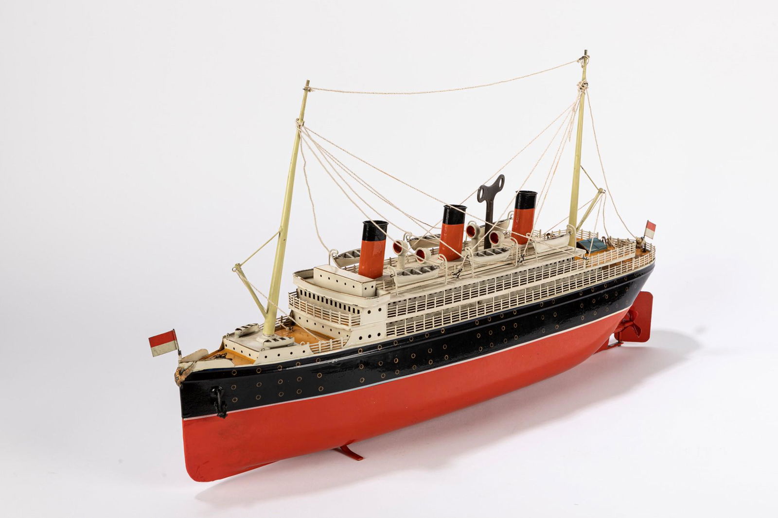Bing - A rare tinplate display-model of an ocean liner, 1915-1918 ca (1 of 19)