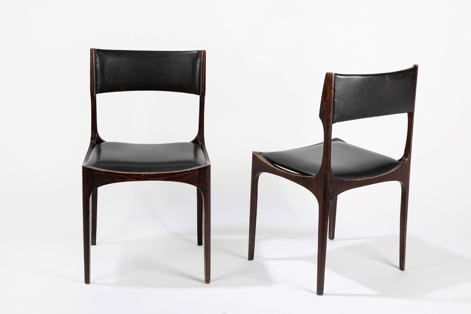 Giuseppe Gibelli - Six chairs, 1970 ca.: 46 x 83 x 45 cm model Elisabetta. Wooden structure and leather seats. Sormani Manufacture.