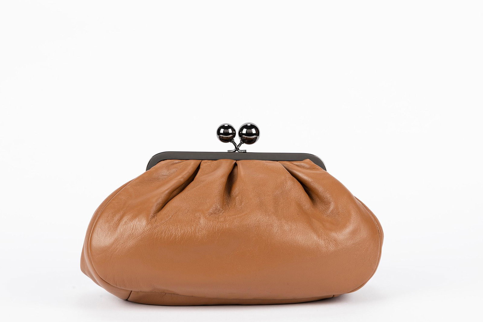 Max Mara - Leather Pasticcino clutch pochette bag: Noisette leather pasticcino clutch pochette bag, with double removable shoulderstrap (leather and burnished metal chain), cm 30, with dustbag