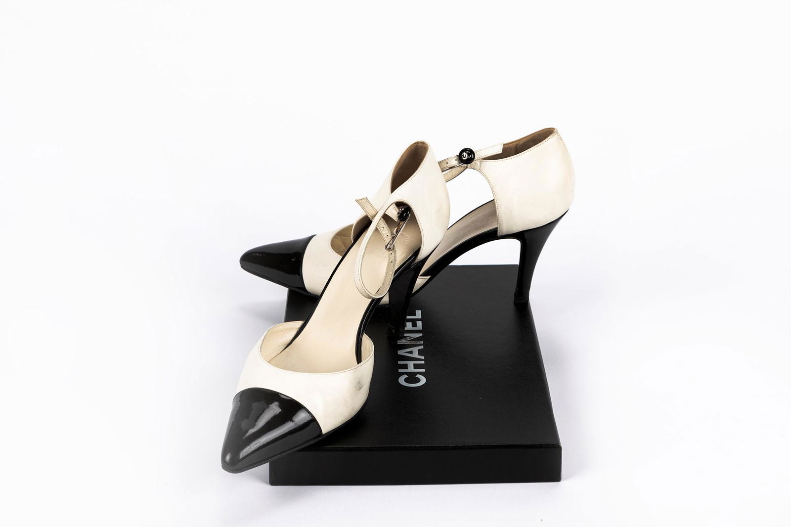 Chanel - Cream leather and black patent shoes: Cream leather and black patent shoes, size 40, heel cm 8, with box (defects)