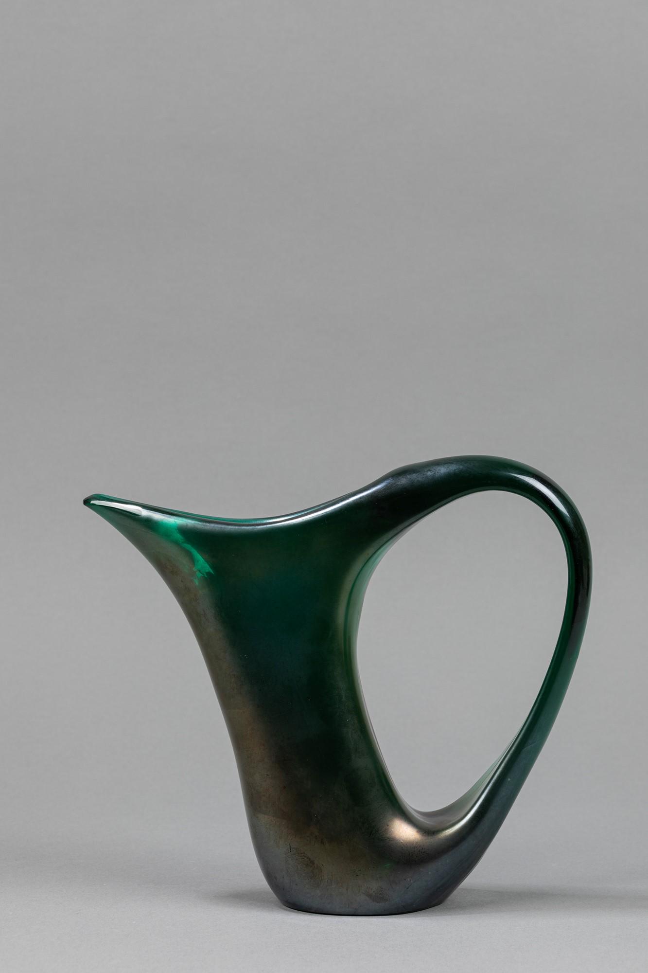 Giorgio Ferro - Vase, 1950 ca.: h 22 x 24 x 6 cm from serie Anse Volanti. Iridescent green glass with big handle.Avem Manufacture. LITERATUREL'arte del vetro, silice e fuoco: vetri del XIX e XX secolo, p. 261