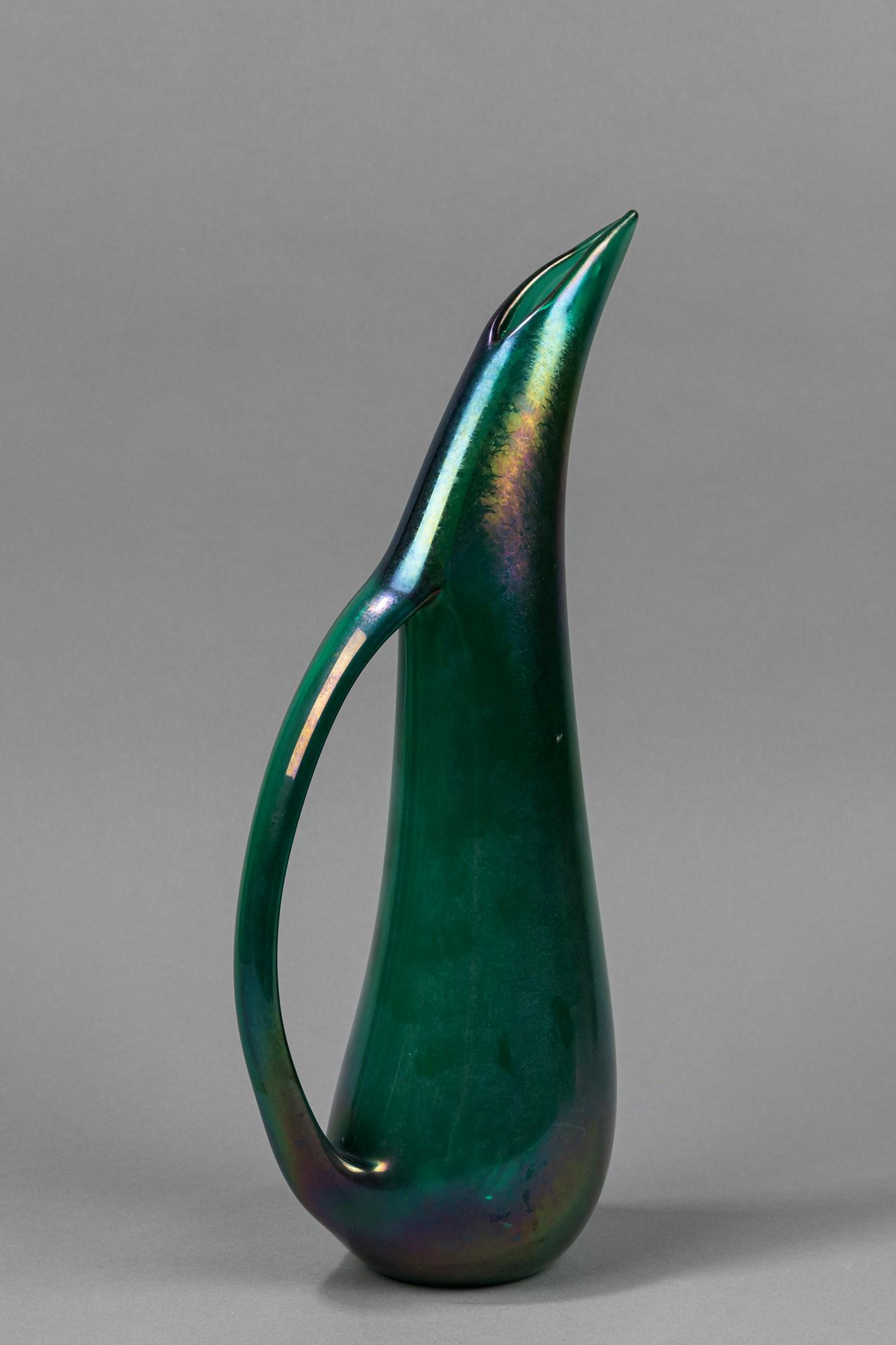 Giorgio Ferro - Vase, 1950 ca.: h 39,5 x 16 x 10 cm from serie Anse Volanti. Iridescent green glass with big handle.Original old label Sothebyâ€™s Chicago. Avem Manufacture. LITERATUREL'arte del vetro, silice e fuoco: vetri del