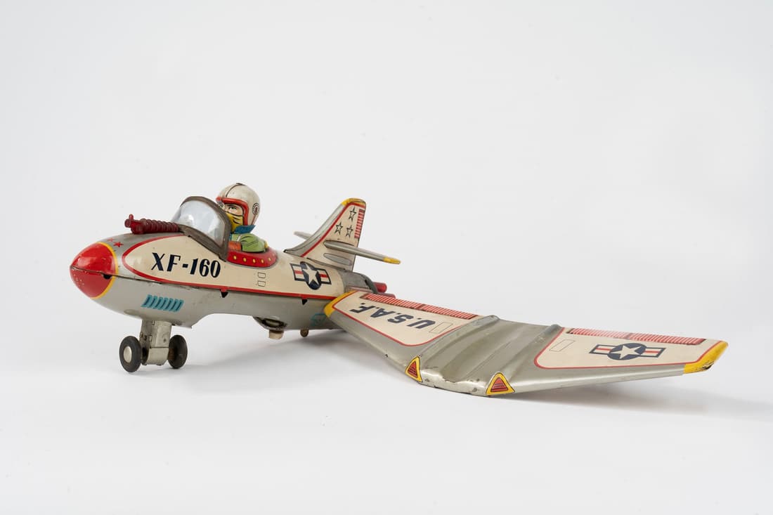 Nomura - XF 160 airplane: XF 160 airplane Tin fighter planeDimensions length 28cm, width 28cmMade in JapanIn good condition Please note that as these are vintage toys, their correct functioning cannot be guaranteed