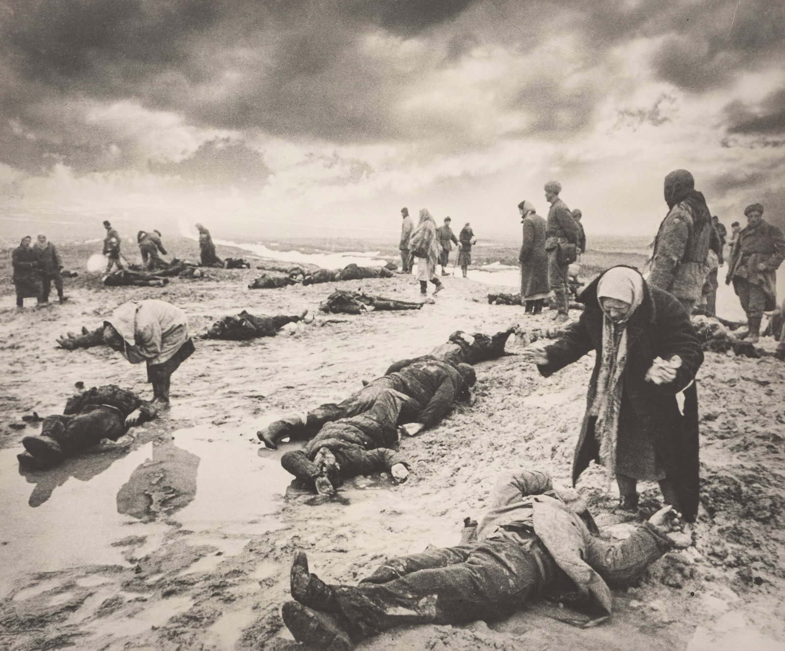 Dmitri Baltermants (1912-1990) - Grief, ditch of Kerch, Crimea, 1942: Gelatin silver print, printed in 1960s cm 27,5 x 21,4 (cm 24,4 x 29,7 picture) | 10.8 x 8.4 in. (9.6 x 11.6 in. picture) Photographer's credit stamp on the verso This lot is subject to Artists Resale 