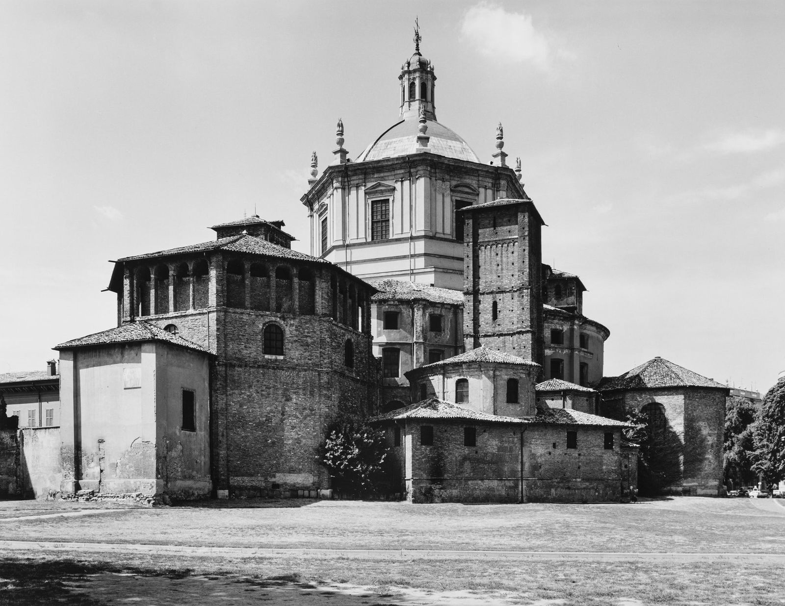 Gabriele Basilico (1944-2013) - Basilica di San Lorenzo, Milano, 1980s: Vintage gelatin silver print cm 40 x 50 (cm 33,8 x 43,6 picture) | 15.7 x 19.6 in. (8.9 x 17.1 in. picture) Photographer's credit blind stamp on the white inferior recto margin This lot is subject to