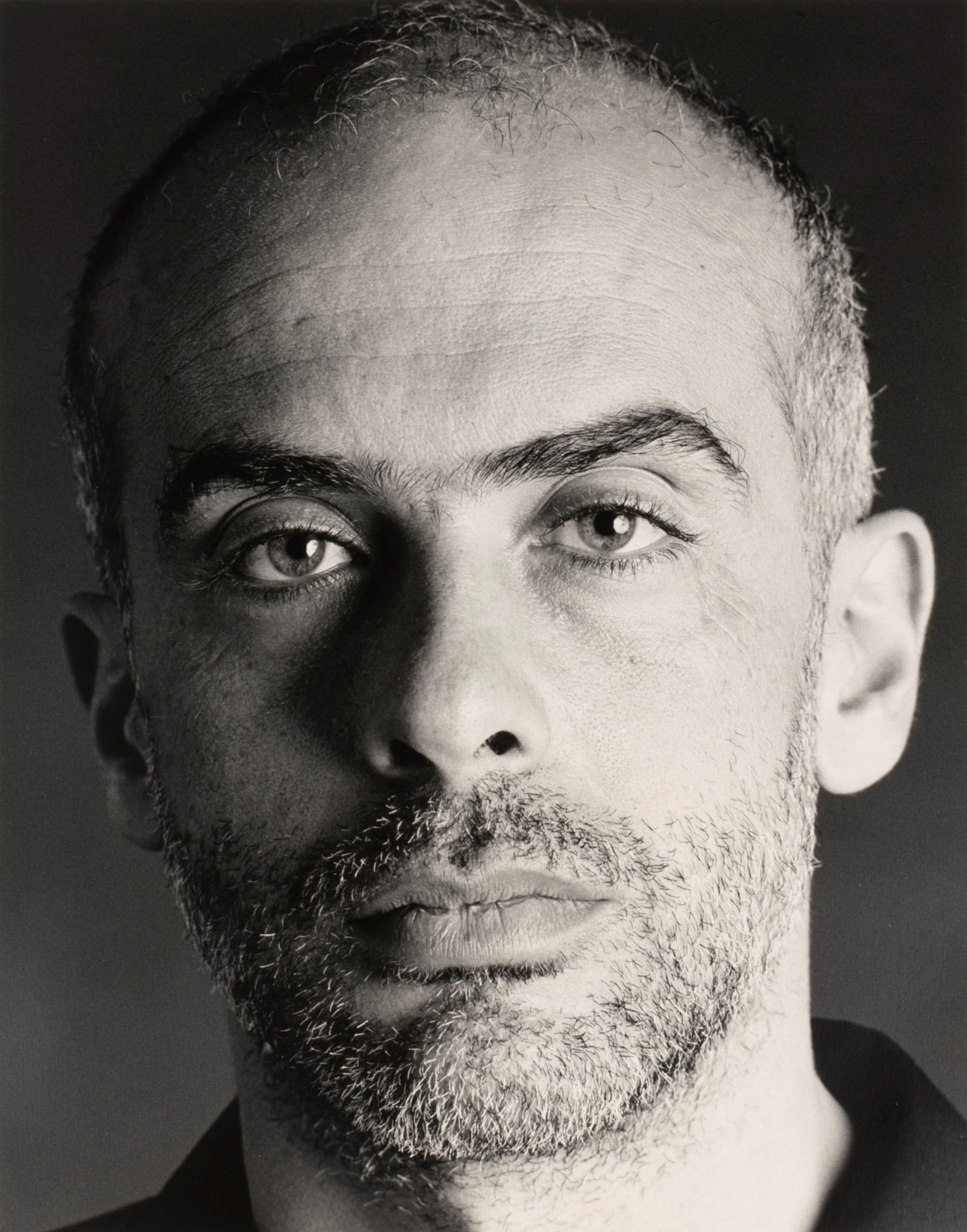 Timothy Greenfield-Sanders (1962) - Francesco Clemente, 1987: Vintage gelatin silver print cm 50,5 x 40,5 (cm 35,5 x 28 picture) | 19.8 x 15.9 in. (13.9 x 11 in. picture) Signed and dated in pencil on the verso Framed