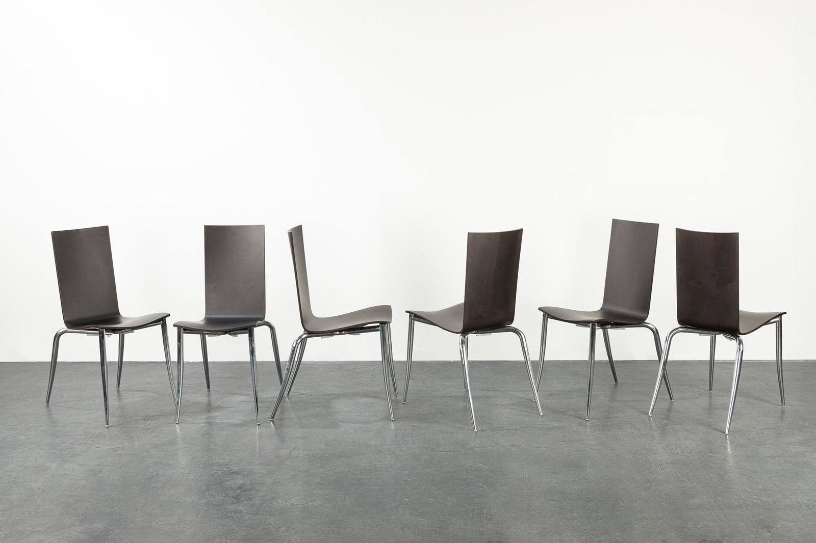 Philippe Starck (1949) - Olly Tango, 1994: H 90 x 40 x 60 cm Six chairs. Chromed steel structure and curved wood seat.Driade Manufacture.