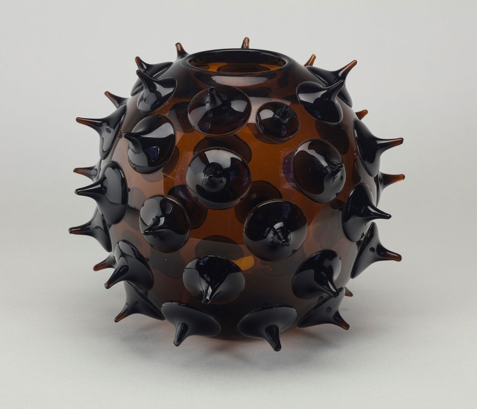 Gae Aulenti (Palazzolo dello Stella, 1927-Milano 2012)  - Vase from the Riccio series, 2003 (1 of 1)