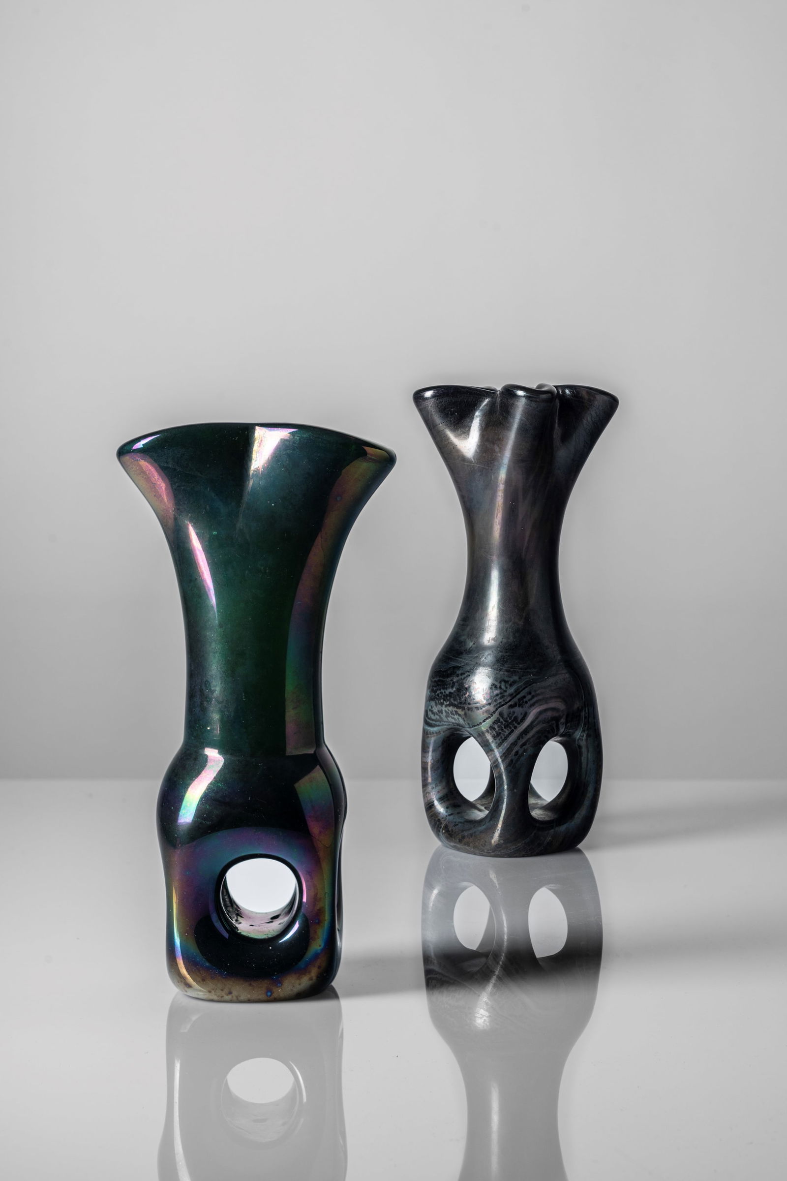 Giorgio Ferro - Set of two vases, 1950 circa: 27 x 23,5 x 23,5 cm Set of two vases, one with cloverleaf-shaped mouth, in a mixture of slightly iridate vitreous pastedesigned in 1950 circaglass pasteA.V.E.M. edition, Murano, Italy PROVENANCEFrom a