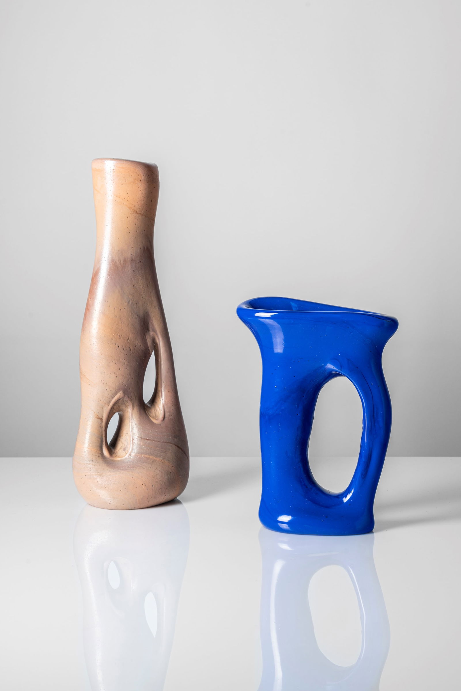 Giorgio Ferro (attribuito a) - Pair of rare vases in glass paste, 1952 circa: 40 x 14 x 10,5 cm and 24,6 x 18,5 x 8,3 cm Pair of rare vases in powder and cobalt blue glass pastedesigned in 1952 circaglass pasteA.VE.M. edition, Murano, Italy PROVENANCEFrom a distinguished privat