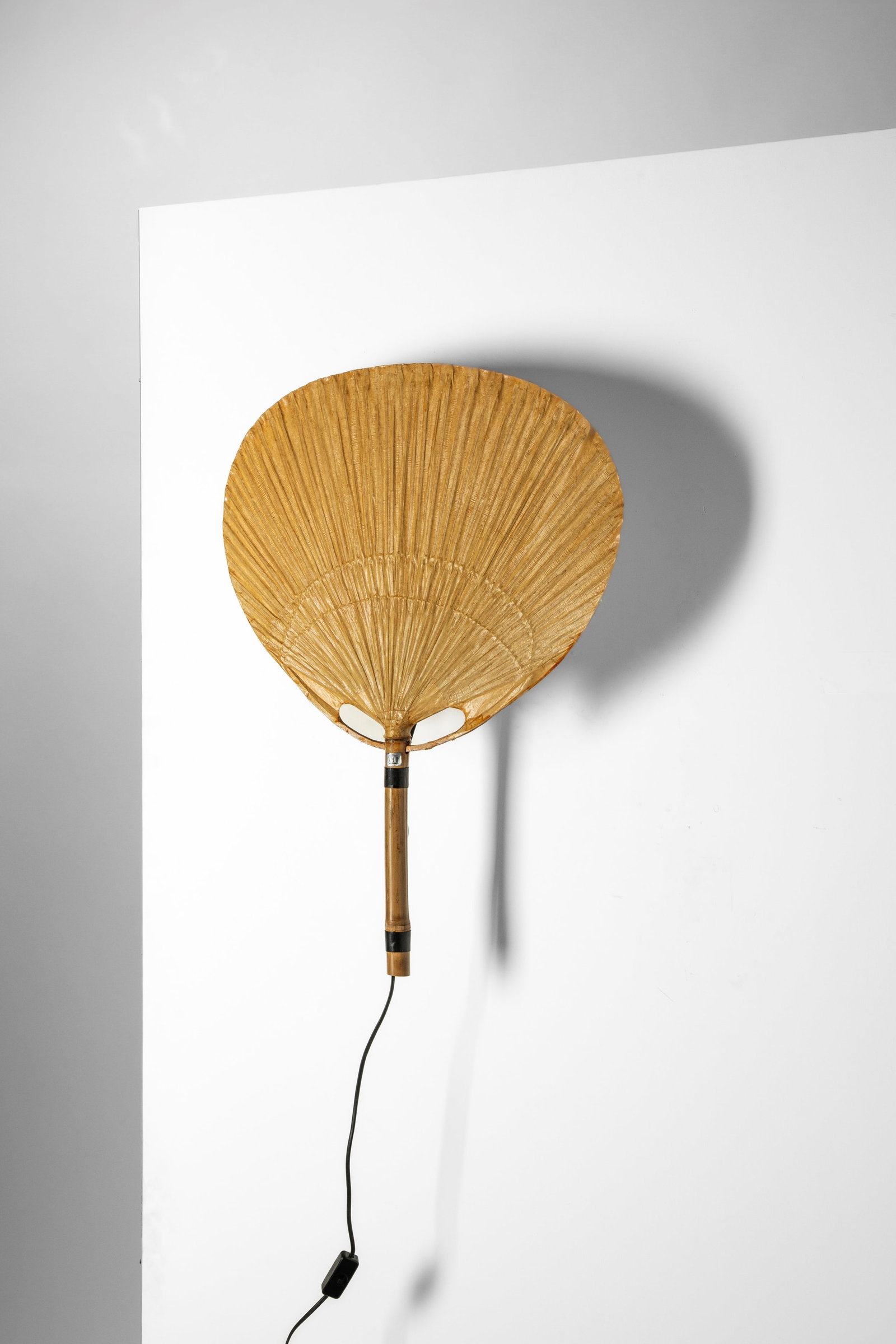 Ingo Maurer (1932 - 2019) - Wall lamp model 'Uchiwa III', 1973 (1 of 4)