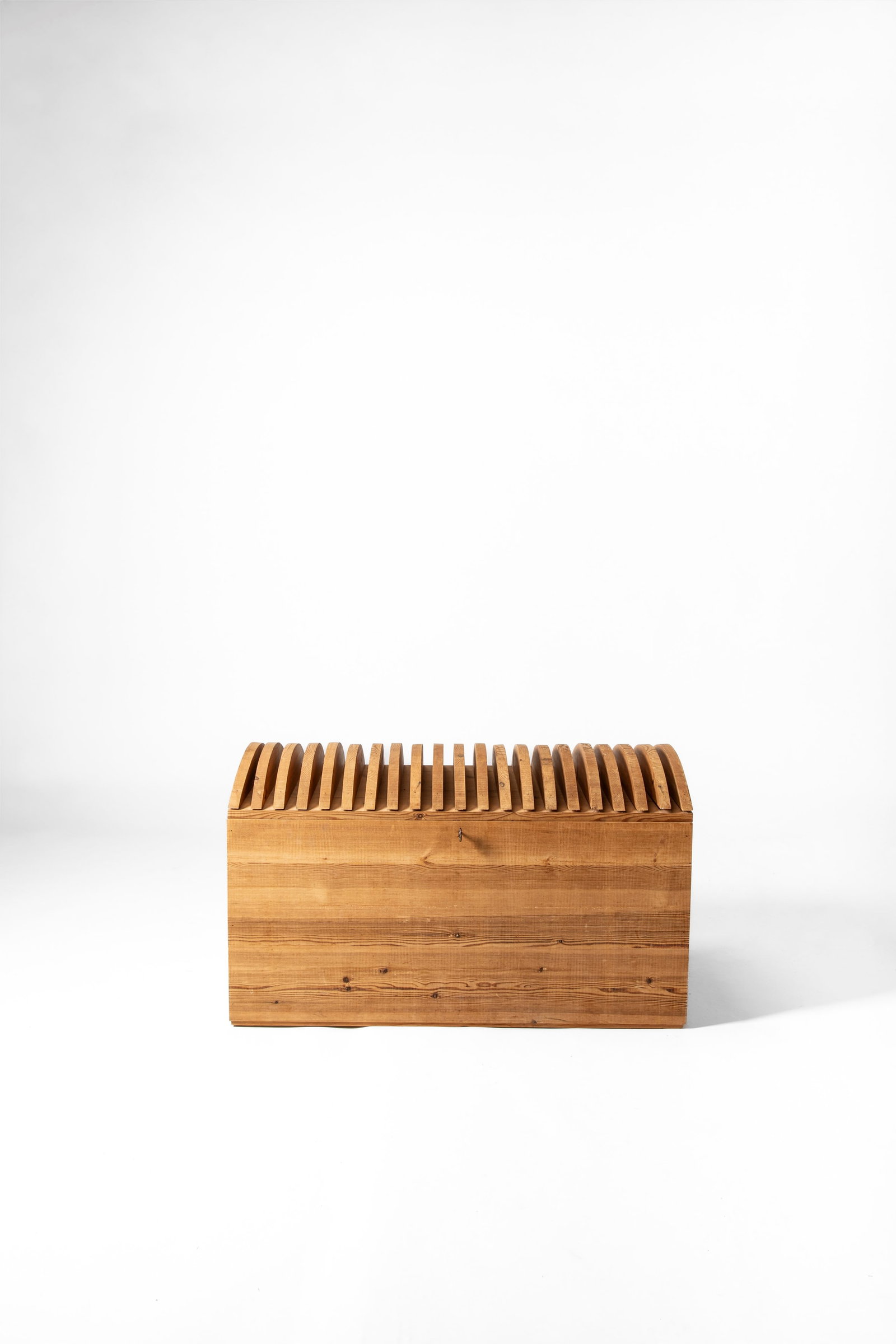Mario Ceroli (Castel Frentano 1938) - Trunk model 'Annabella' from the 'Mobili nella Valle' series,: 60 x 102,5 x 50 cm designed in 1972executed between 1975 and 1985russian pine wood, brass, metalsignature CEROLI / POLTRONOVA on the sidePoltronova edition, Agliana, Italy The lot is sold together wit