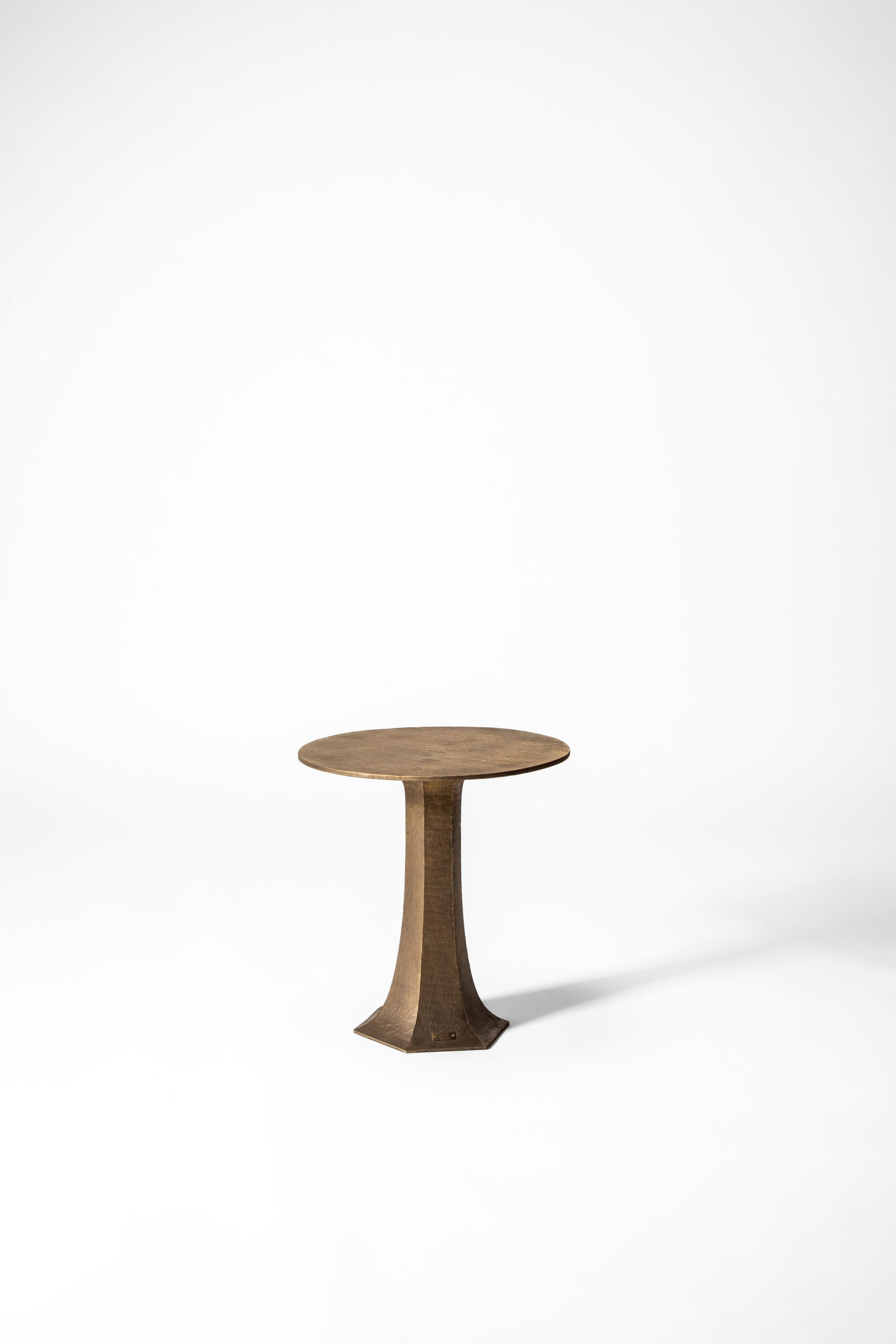 Luciano Frigerio - Side table limited edition, 1970 circa: 52 x 48,5 x 48,5 cm designed in 1970 circabrasslabel with signature LUCIANO FRIGERIO on the baseLuciano Frigerio edition, Desio, Italy