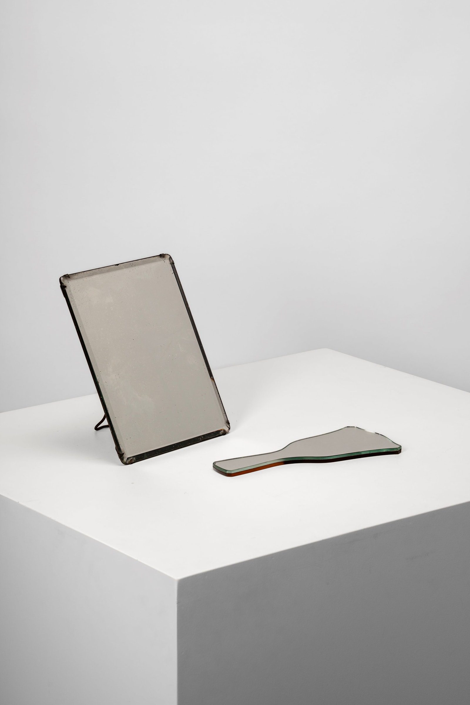 Luigi Fontana - Pair of toilette mirrors, 1930 circa: 2 x 21 x 27 cm; 1 x 27 x 12 cm designed in 1930 circawood, mirrored glass, brassengraved signature L. FONTANA & C / MILANO on the backFontana Arte edition, Milan, Italy PROVENANCE Private collection,