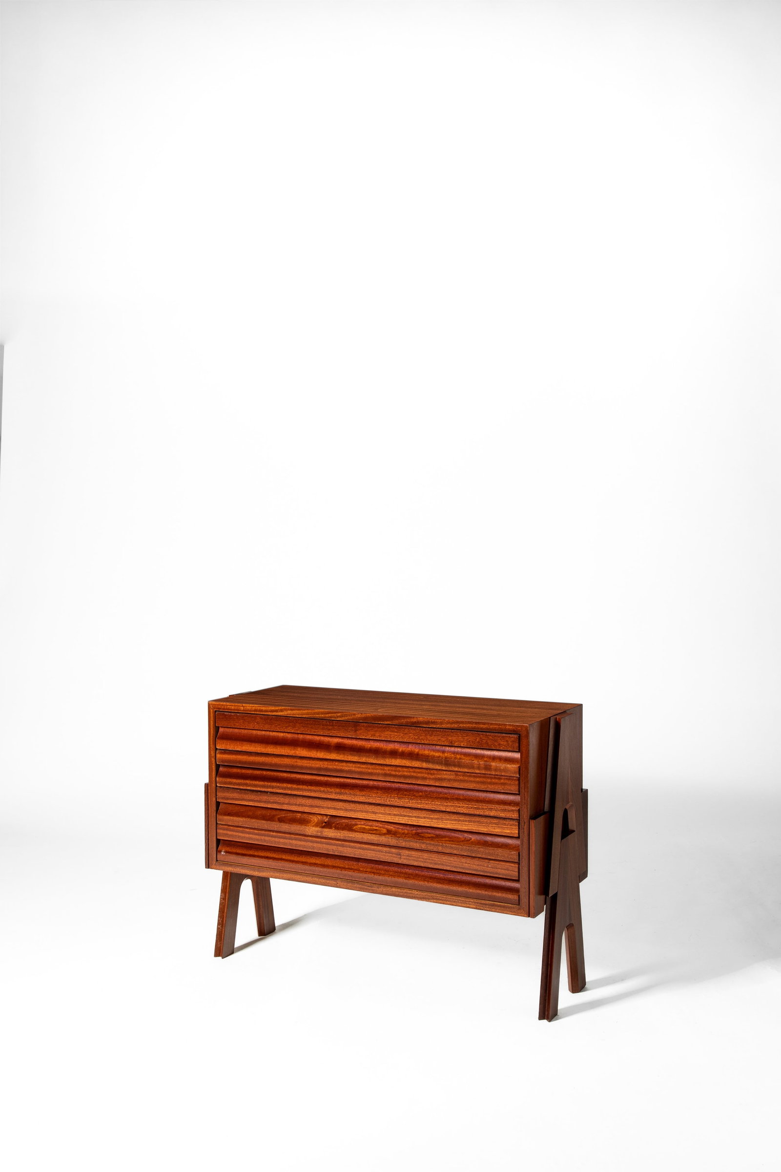 Angelo Mangiarotti - Bruno Morassutti - Chest of drawers from the 'Cavalletto' series, 1953: 74 x 101 x 40 cm designed in 1950 circawood, mahogany wood veneersigned MANGIAROTTI E MORASSUTTI ARCHITETTI logoMascheroni edition, Italia PROVENANCE Private collection, Milan, Italy LITERATURE I. De 
