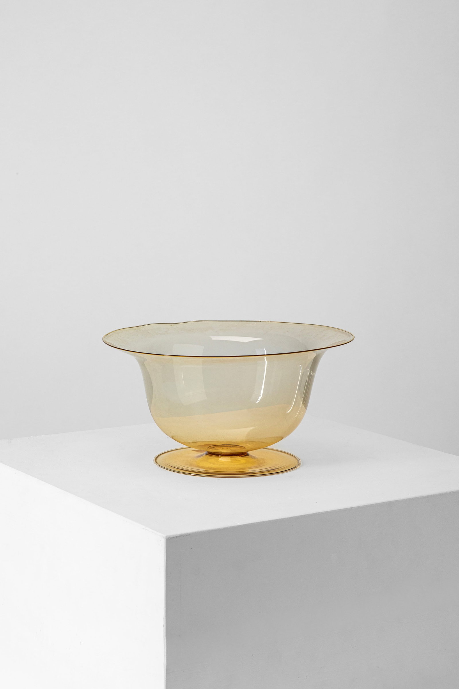 Vittorio Zecchin (1878 - 1947) - Cup, 1925 circa: 15 x 29 x 29 cm executed in 1925 circalight amber blown glasspartial PAULY label to the undersideM.V.M. Cappellin & Co., Murano, Italy PROVENANCE From a distinguished private collection, Venice, Italy