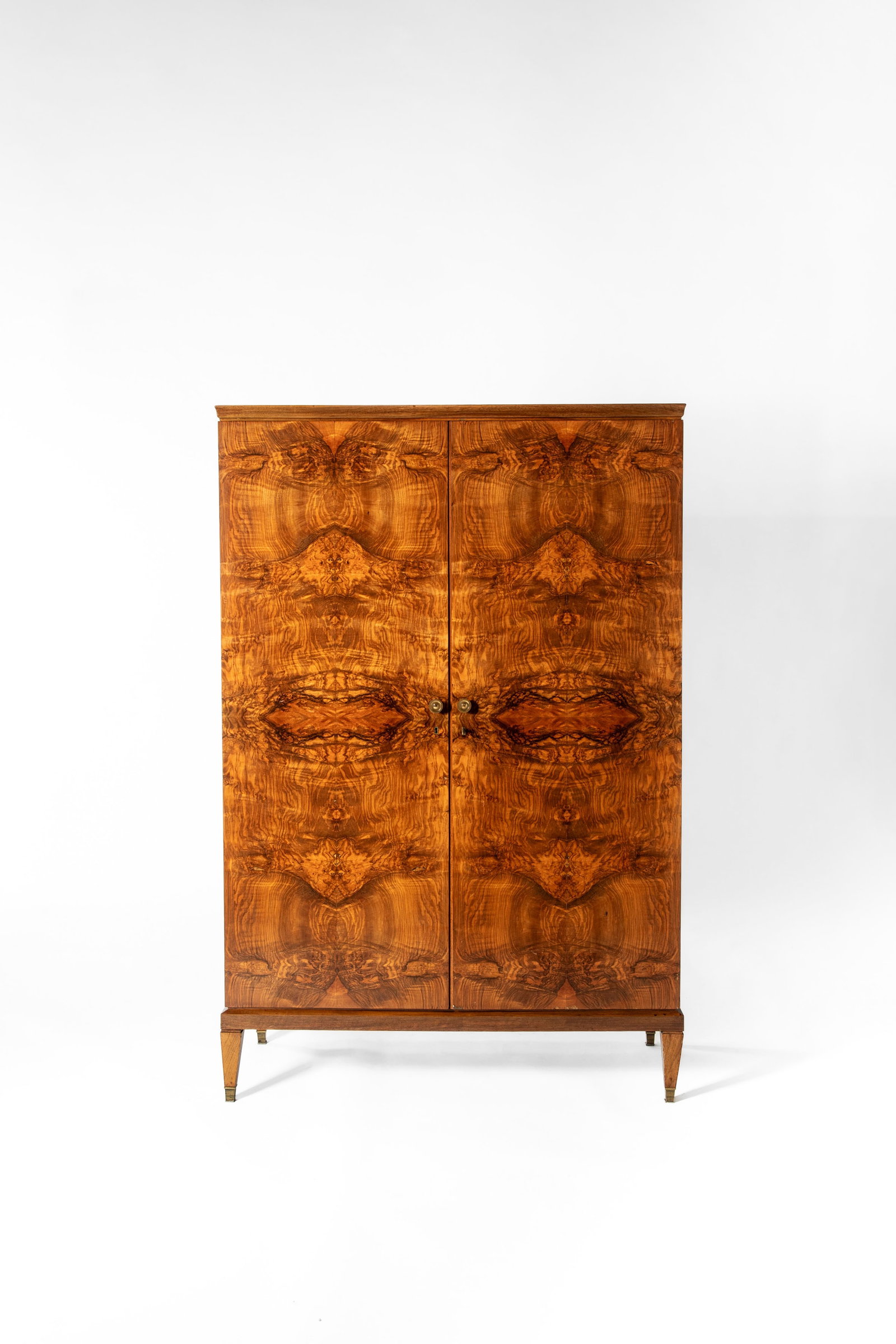 Gio Ponti - Emilio Lancia (Milano 18 novembre 1891 - 16 settembre 1979) - Wardrobe from the 'Domus: 176 x 116 x 51 cm designed in 1927birch wood, elm burl veneer, brassItalian manufacture, Itally PROVENANCE Private collection, Parma, ItalyPrivate collection, Milan, Italy EXHIBITIONS Terza Mostra Int