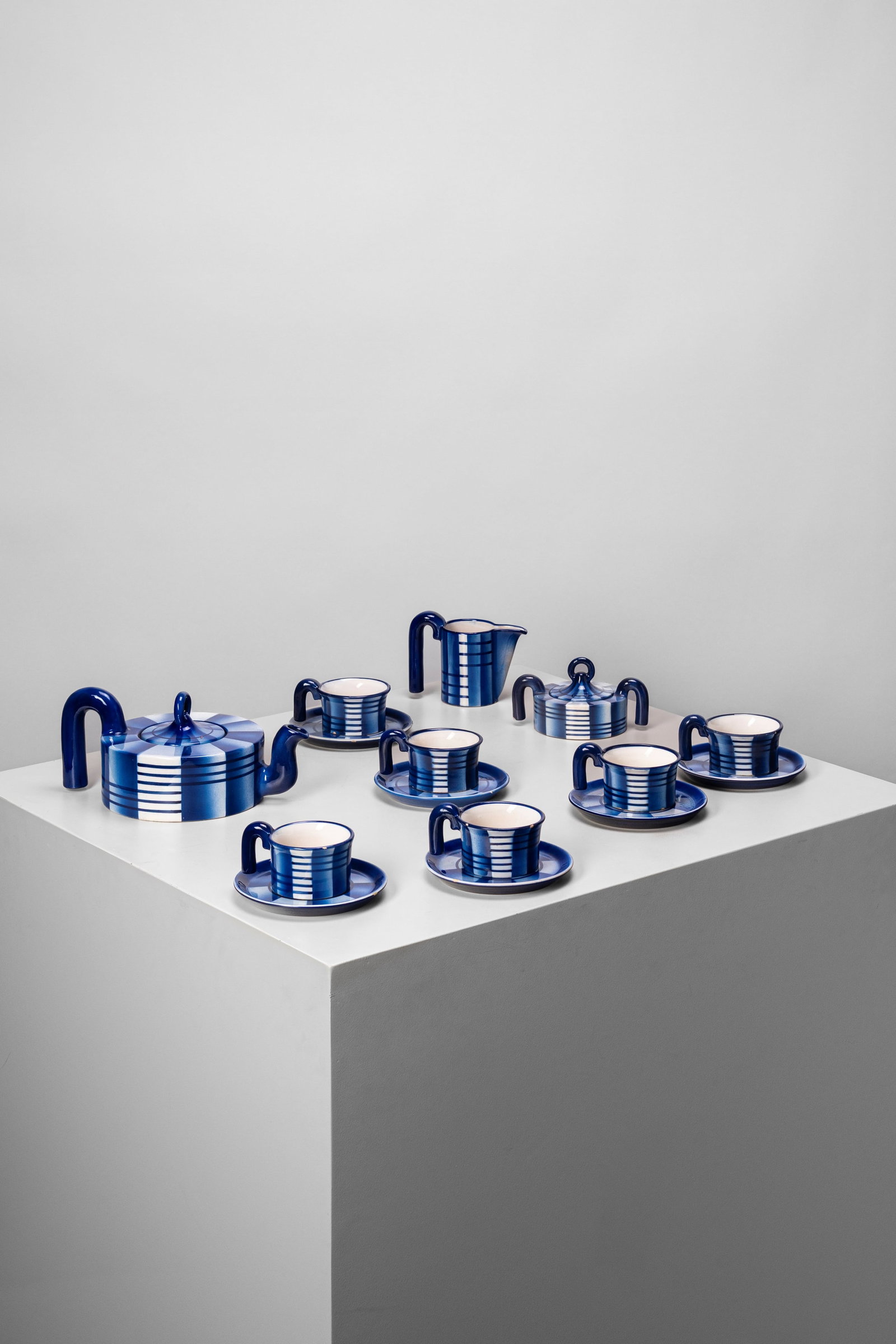 Dante Baldelli - Tea set , 1930 circa: different sizes designed in 1930 circapainted earthenwaresignature ROMETTI UMBERTIDE under the teapotsignature CR ITALY to the underside of 4 teacups, 5 saucers, milkjug and sugar bowlCeramiche Romett