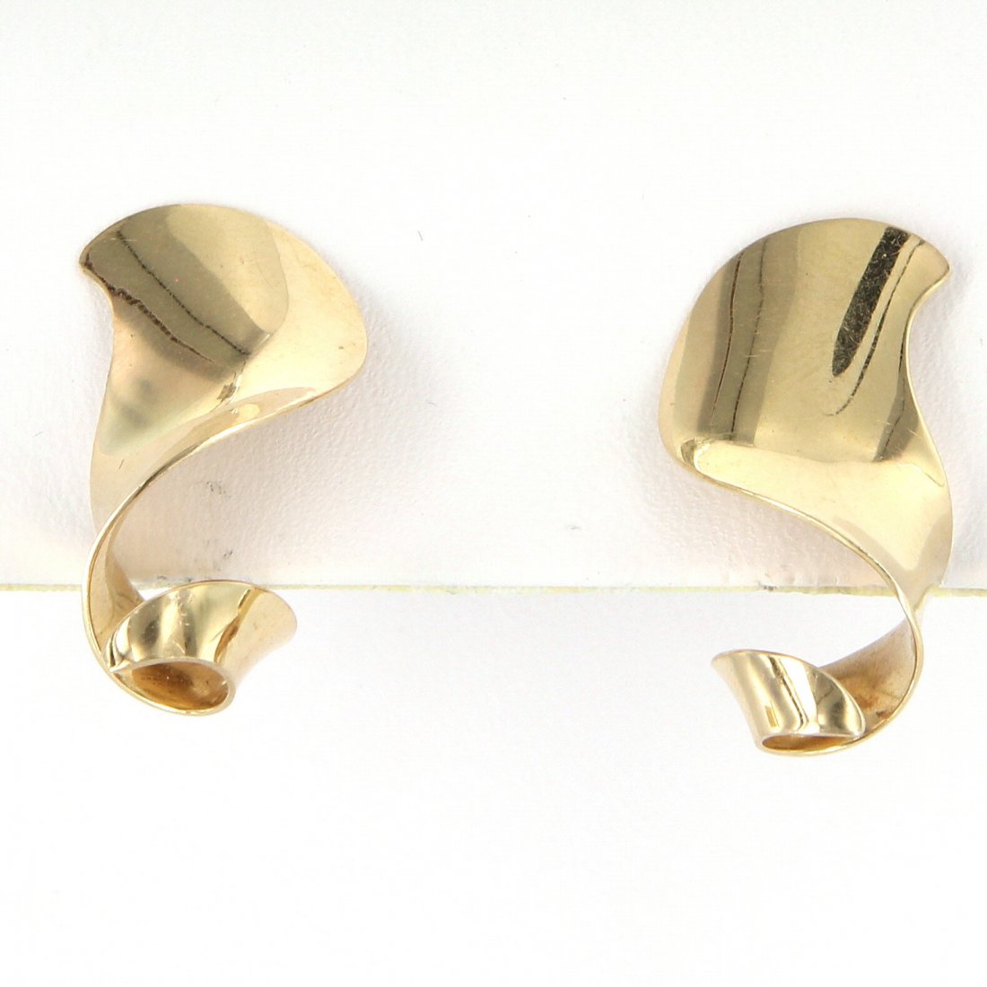 Timothy Grannis 14K Gold Modernist Ribbon Earrings: Truly superb pair of vintage Timothy Grannis cocktail earrings (circa 1980s), crafted beautifully in 14 karat yellow gold. The Modernist Ribbon mounts measure 1 x 1/2 inches. Weight:3.6 grams Size & M