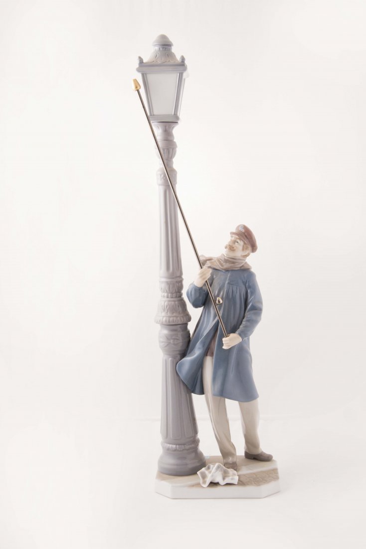 Lladro - Lamplighter (1 of 3)