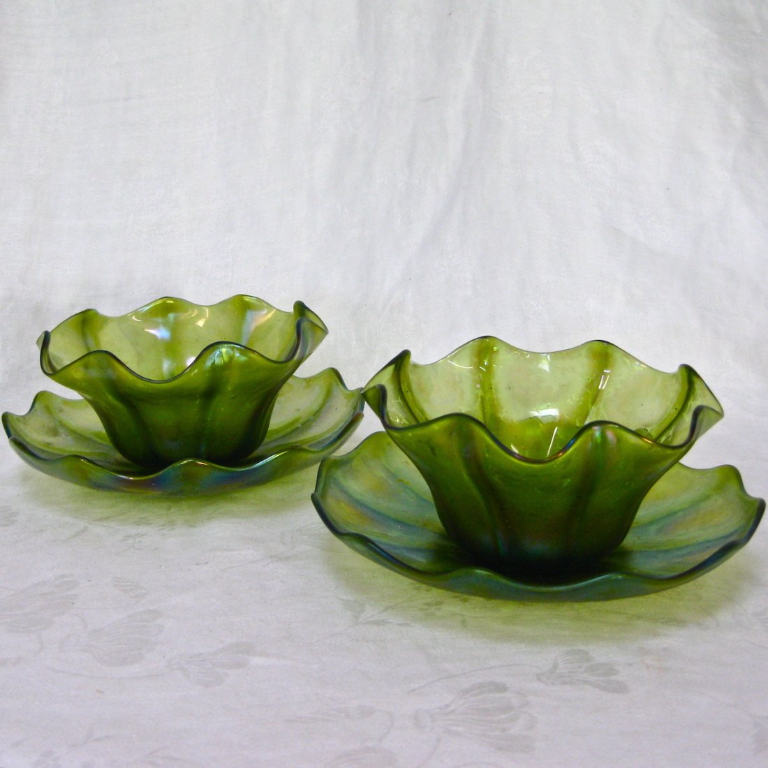 A Pair of Loetz Creta Green Ruffle Edged Sherbet Bowls  (1 of 6)