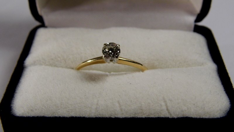 14 Karat Gold Ring Solitaire Diamond Good Condition (1 of 3)