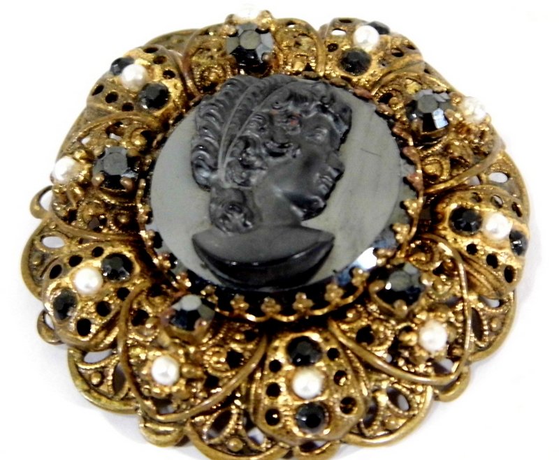 Victorian Mourning Cameo Brooch Pretty cameo face. (1 of 4)