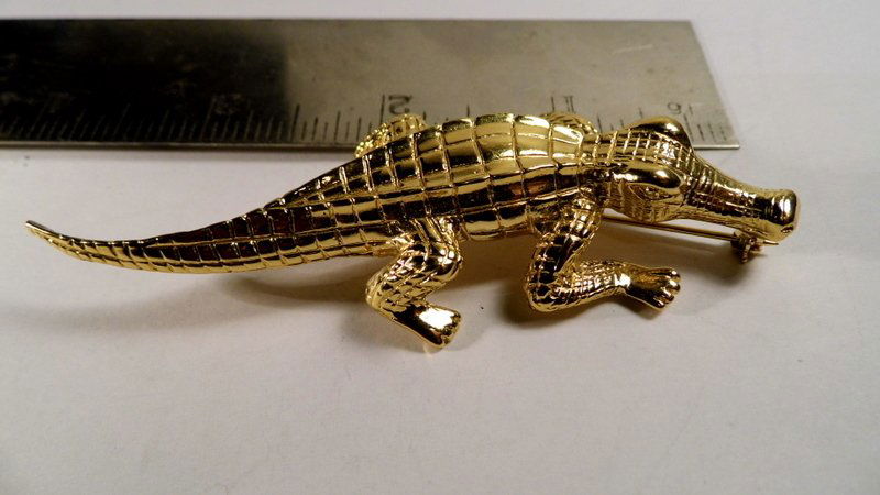 Gold Tone Trifari Alligator Brooch Like new condition.: Gold Tone Trifari Alligator Brooch Like new condition. Free shipping within the USA, 1.5% insurance surcharge (based on the final hammer price) will apply for International shipping. Items will be shi