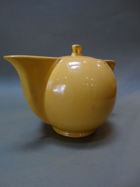 Garden City San Jose Deco Teapot CA497: Deco, moderne, out and out streamline, whatever you call this it’s just so incredibly… cool. Provenance: Garden City Collection Measurement: 9 x 12 x 5 This item ships from Los Angeles, CA