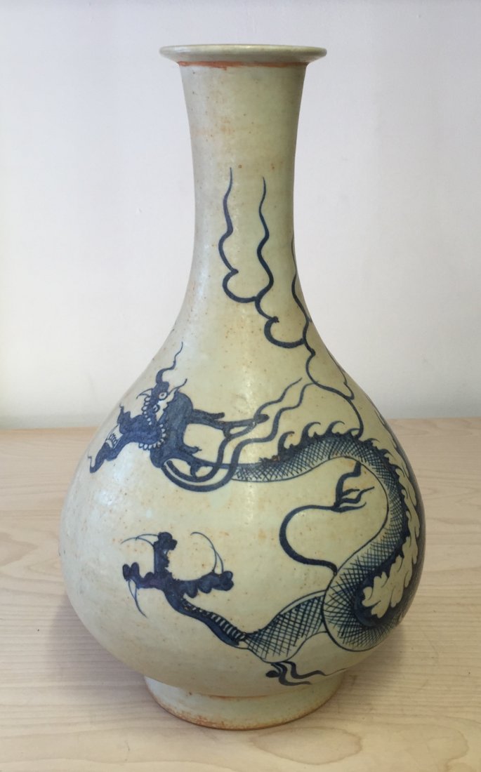 Blue and white vase. Ming Hongwu Mark. (1 of 9)
