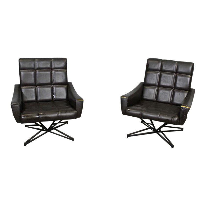 Pair of Lounge Chairs: Pair of Lounge Chairs by Formanova Dimensions: Height: 30" / 76.2cm Depth: 33" / 83.82cm Width: 29" / 73.66cm Seat Height: 15" / 38.1cm Designed By: Moscatelli Manufactured By: Formanov