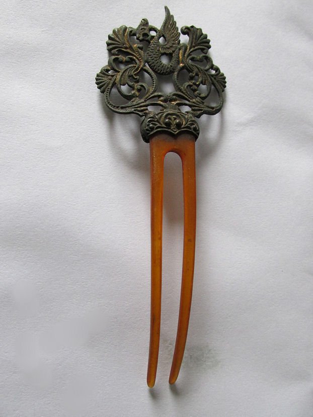 Antique Ladies Hair Comb with Gargoyle, Hippocampus: An antique ladies hair comb. The comb has a metal top which is decorated with a Gargoyle, Dragon or Hippocampus and measures 5" x 1 3/4" wide. Shipping & Insurance is $8.00 within the USA, foreign shi