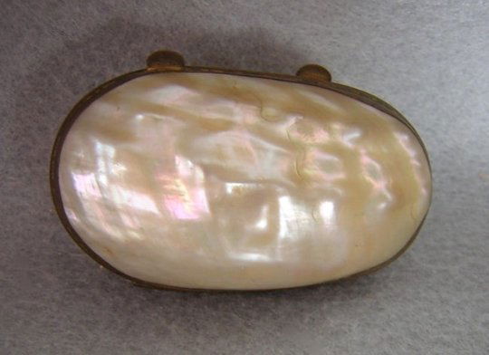 c1800s Victorian Mother of Pearl Snuff Box (1 of 2)