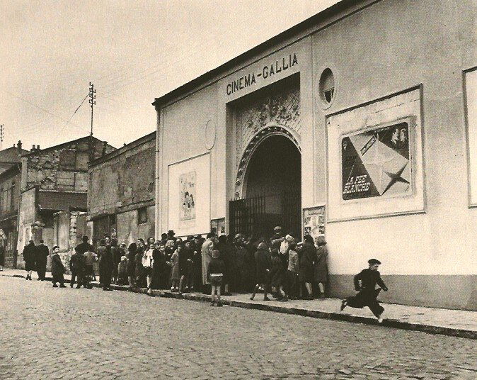 Doisneau, Robert - Suburban Film Fans (1 of 1)