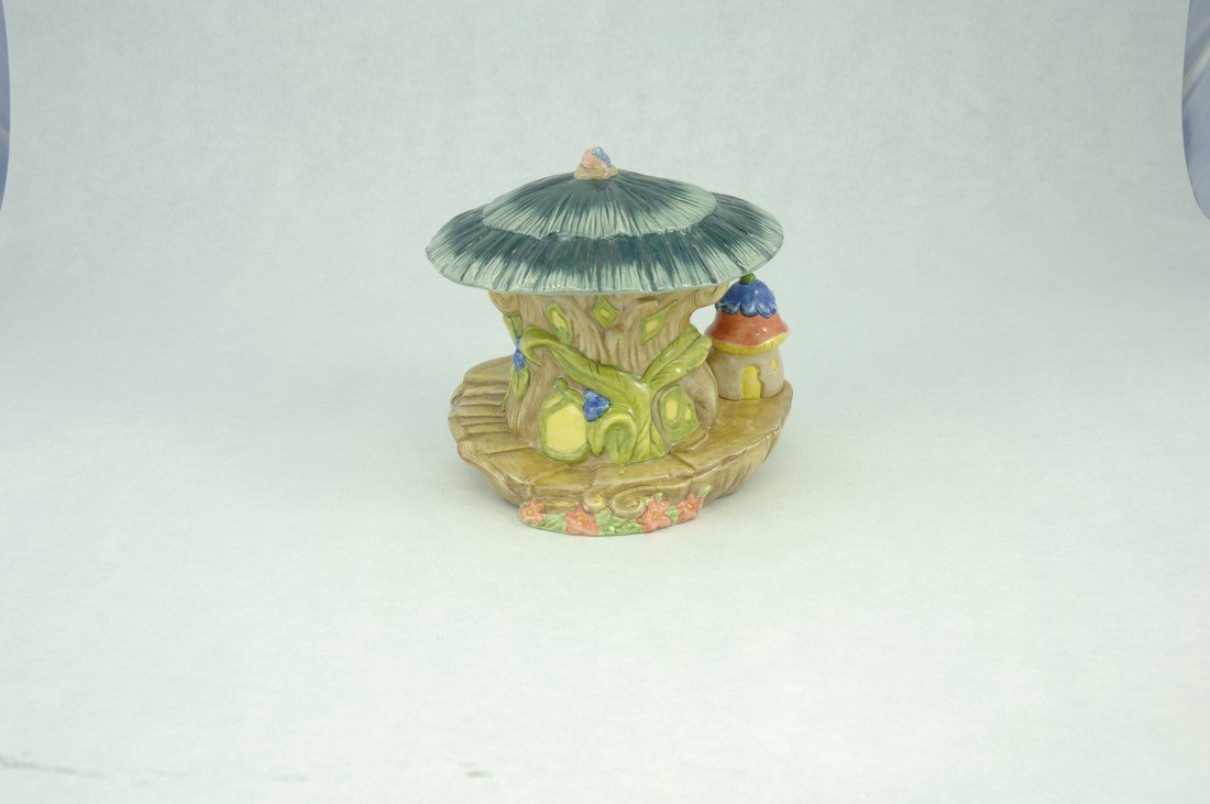 Royal Doulton Tinker Bell Trinket Box , DF15, H. 4.5": Royal Doulton Tinker Bell Trinket Box , DF15, H. 4.5" Shipping Flat shipping rate within the Continental USA. Additional shipping and handling fees will apply for International shipping. Flat rate shi