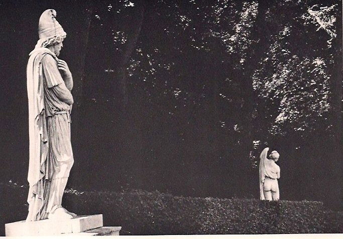 Doisneau, Robert - Prisoner and Venus, Versailles (1 of 1)