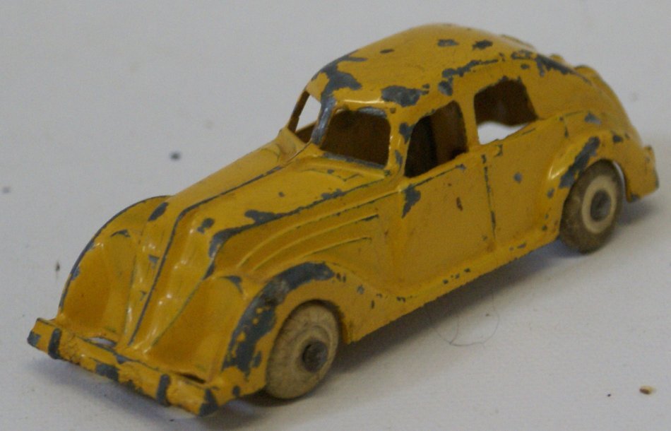 Original Vintage 1930s Hubley Sedan, yellow, 3-1/2" (1 of 3)