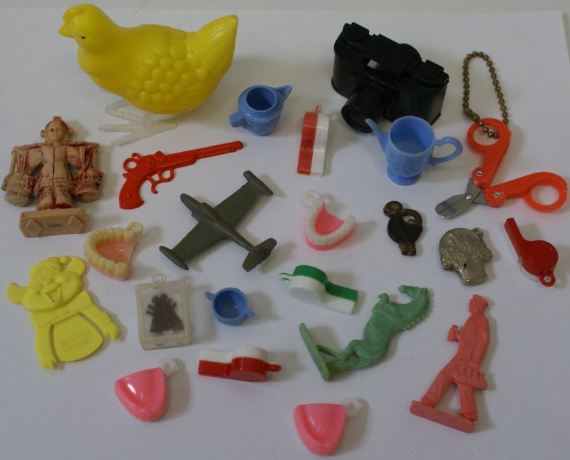 Lot of 23 Vintage Cereal Premiums, Cracker Jack,: Lot of 23 vintage cereal premiums, Cracker Jack, gumball machine prizes, etc. Miscellaneous collection including folding stainless steel sissors keychain, bug in a plastic case charm, camera, chicken,
