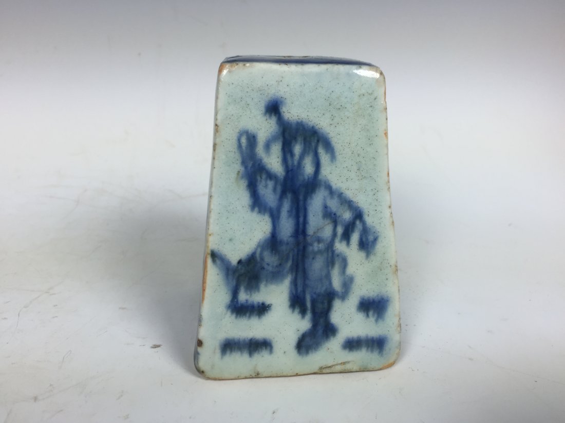 Blue And White Incense Burner: Chinese Art Blue And White Incense Burner 4"h x 2.5"w Shipping Domestic: Shipping rates are determind by destination. International: Foreign shipping rates are determined by destination. Location: Thi